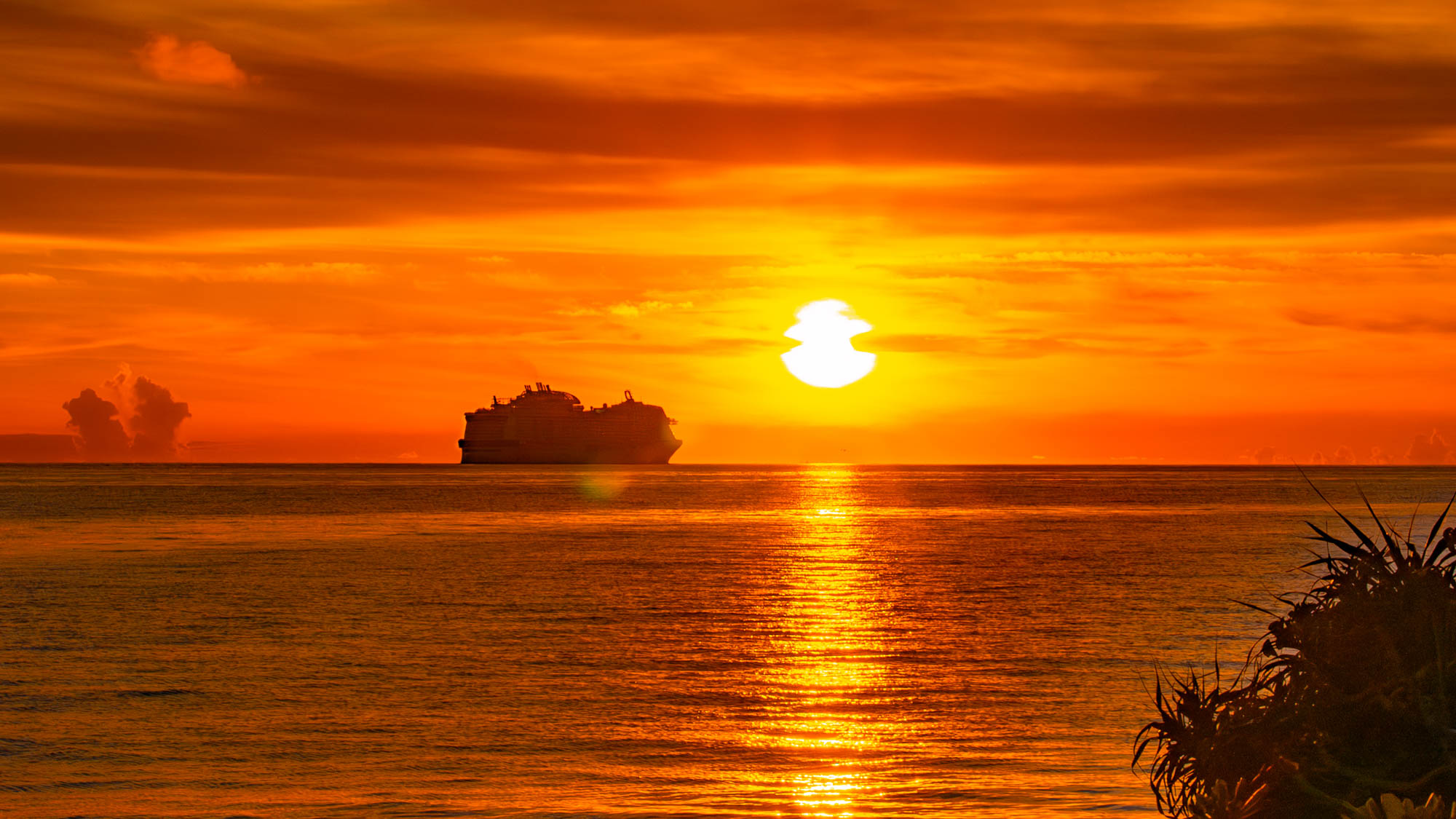 マエサトビーチから望む夕日