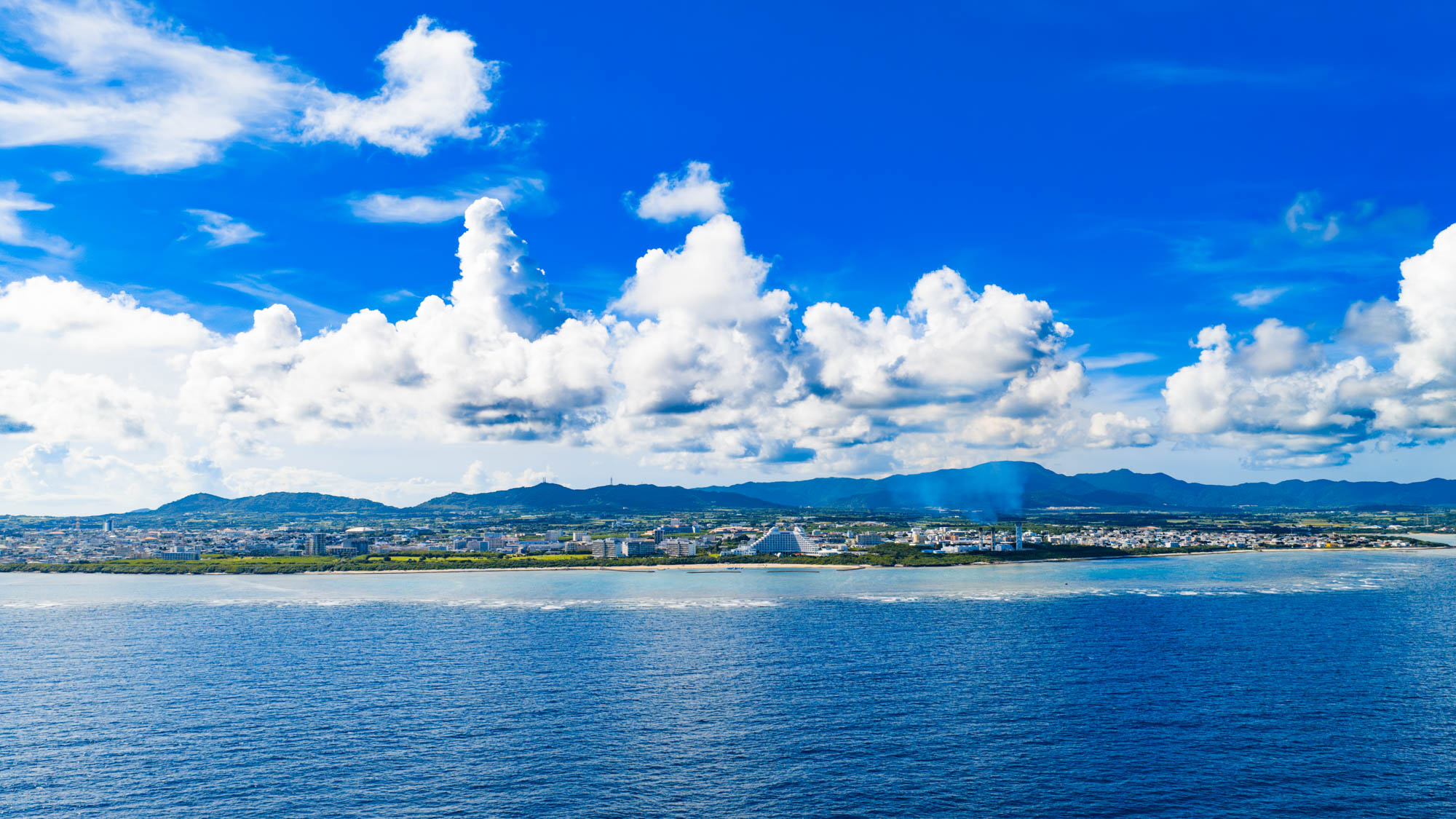 海から望む石垣島