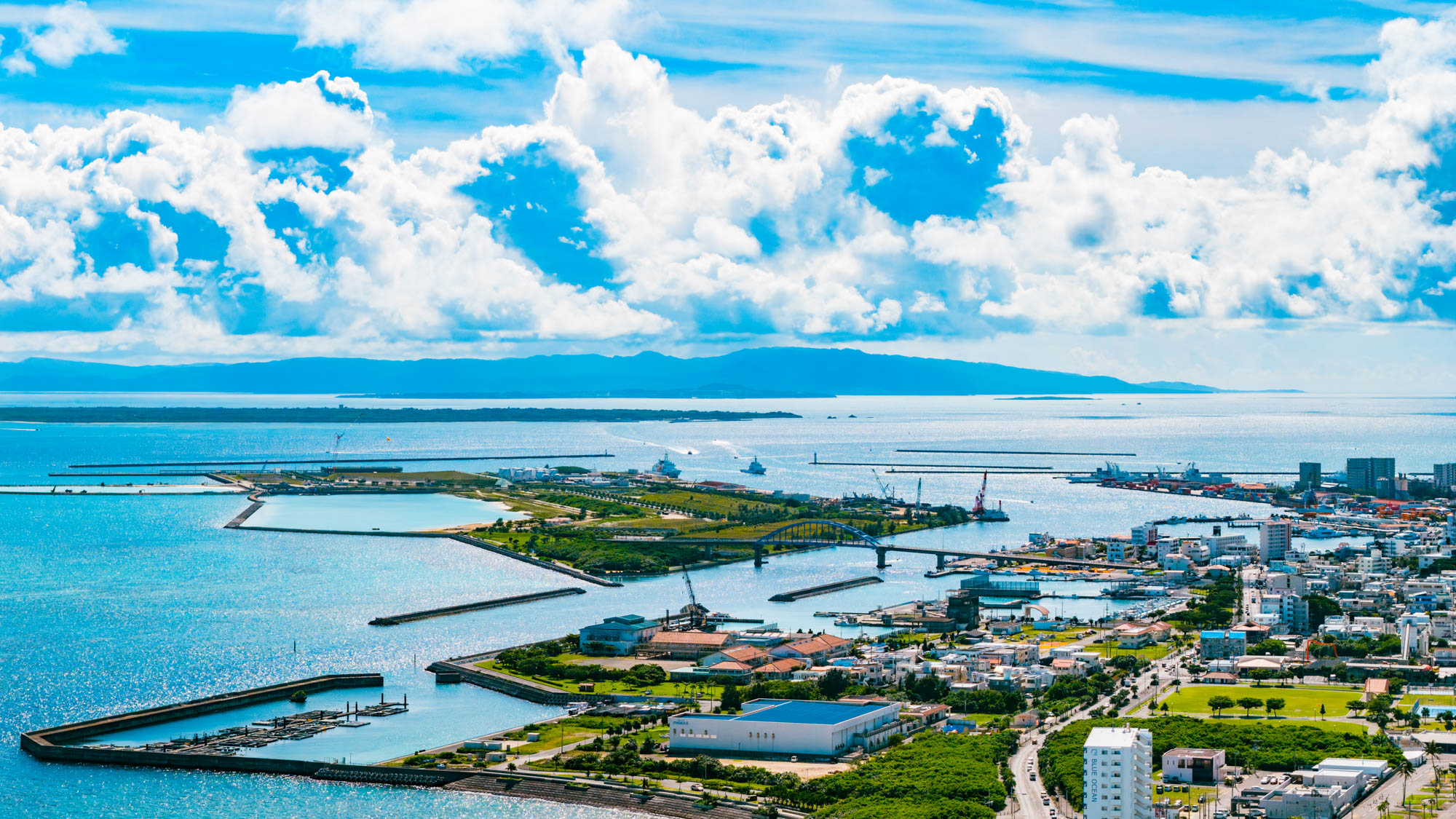 クルーズ船が停泊する旅客船ターミナルやサザンゲートブリッジはホテルから車で約10分