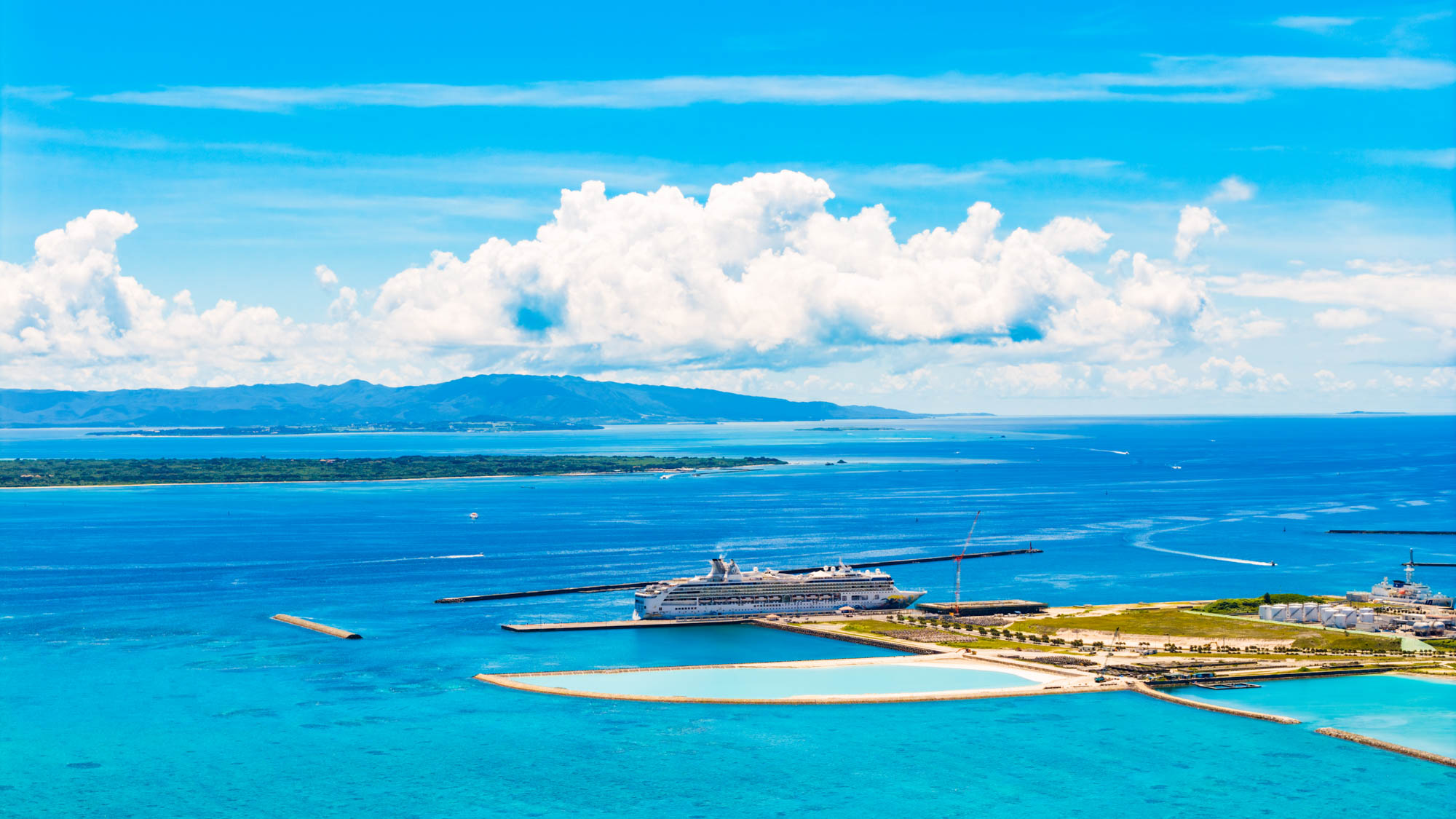 【石垣港新港地区　旅客船ターミナル】クルーズ船はこちらに停泊します