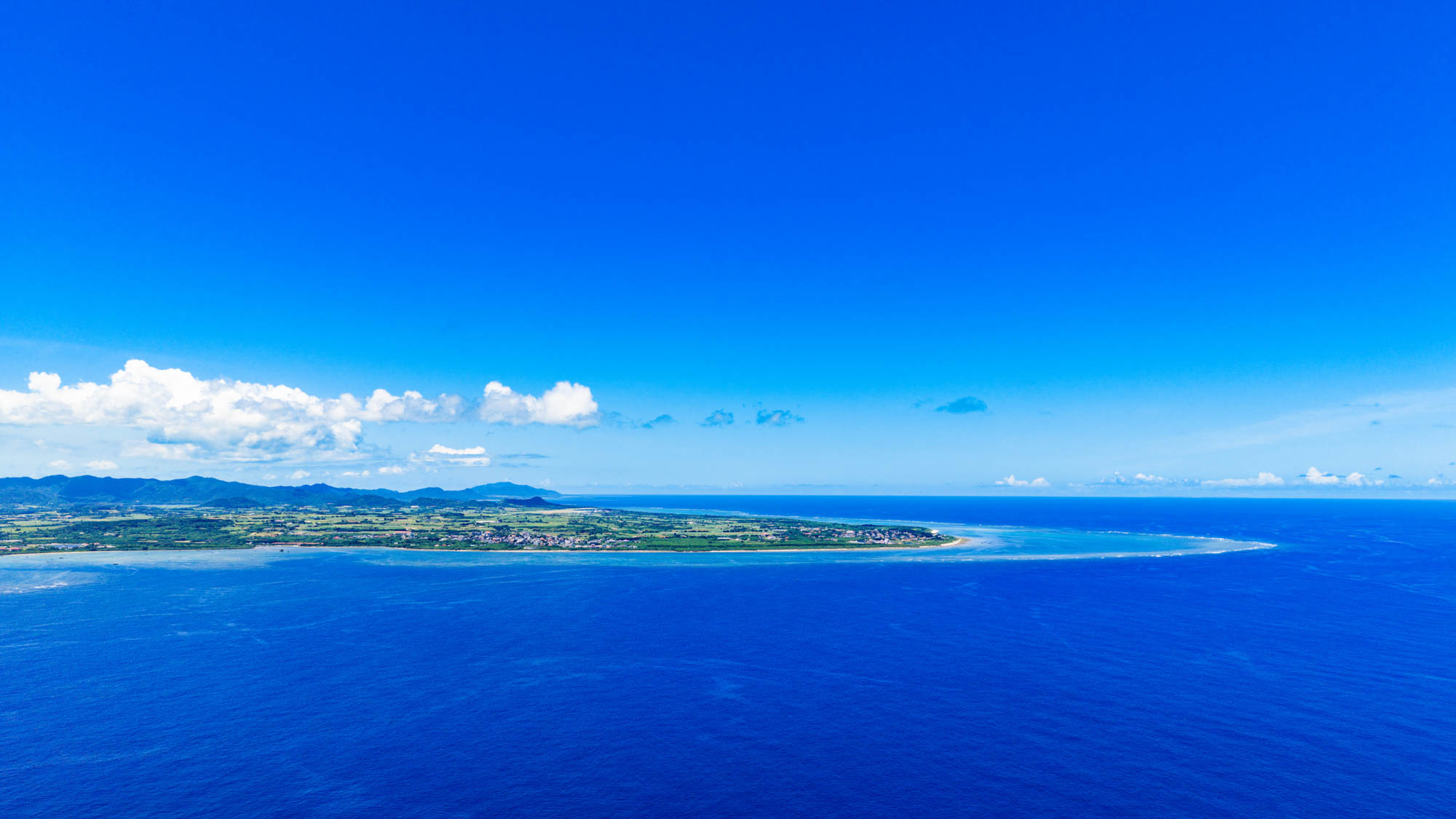 海から望む石垣島