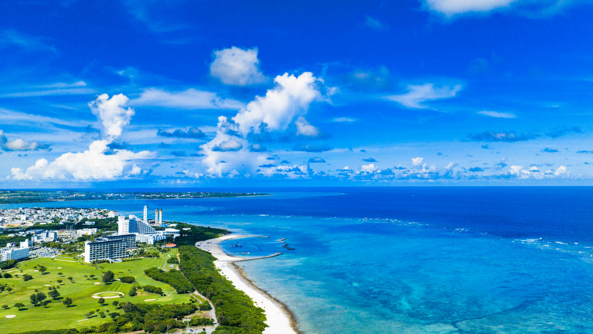 ホテルから徒歩約5分のマエサトビーチと青い海