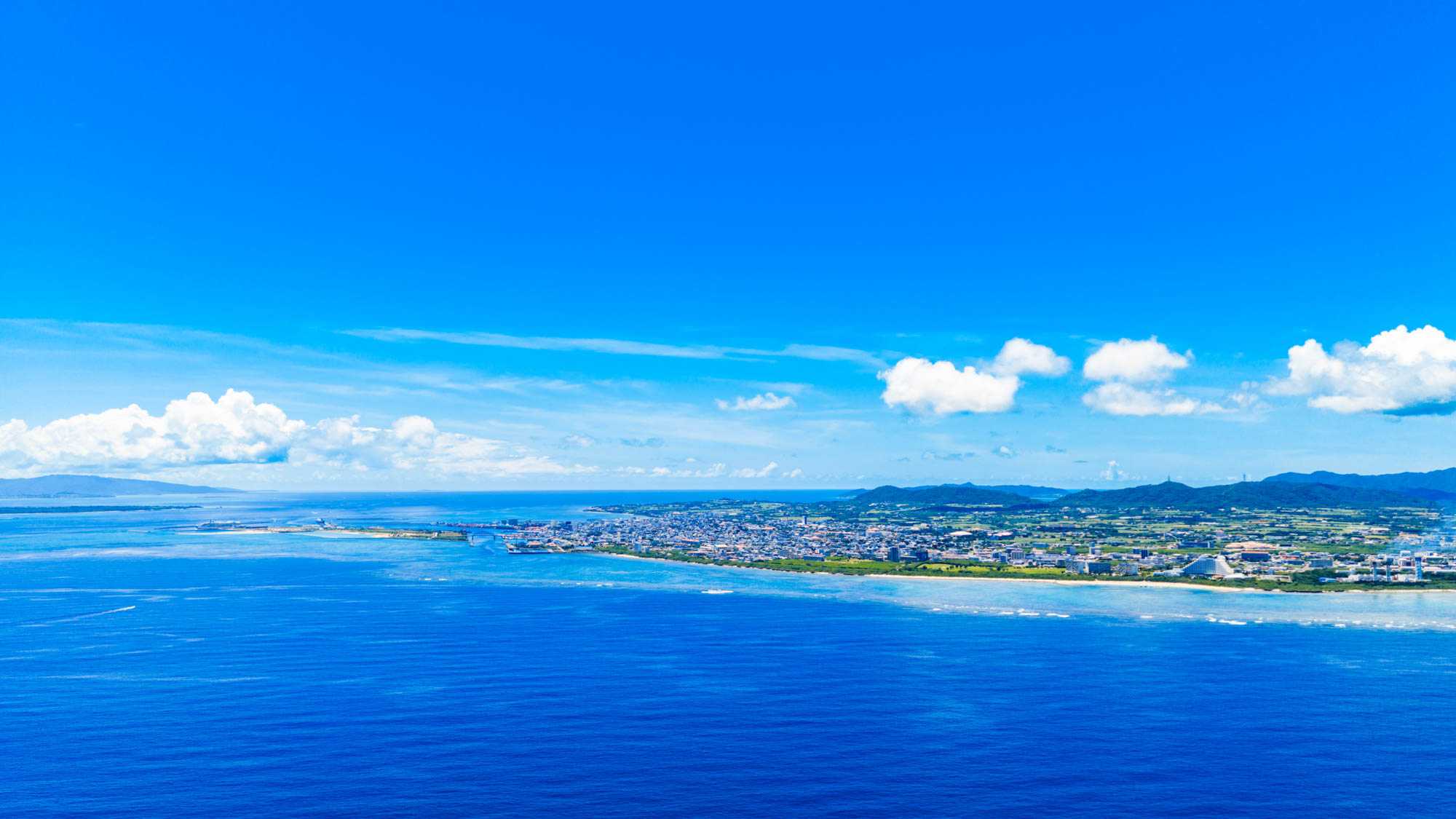 海から望む石垣島