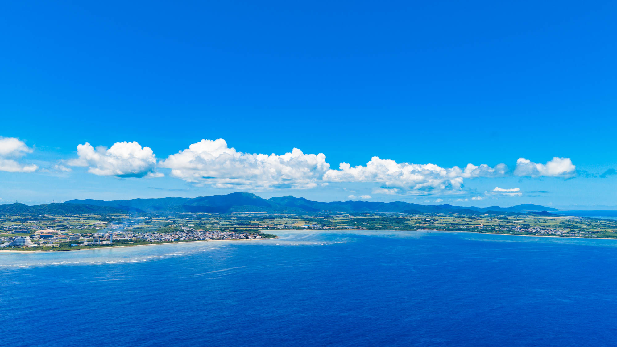 海から望む石垣島