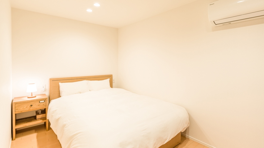 【ベッドルーム】白を基調としたお部屋でゆっくりお休みください