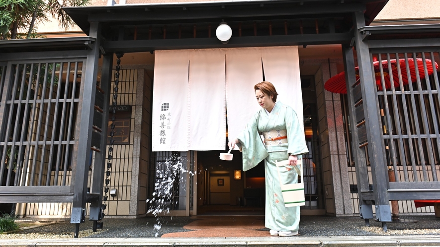 外観　打ち水も京都ならではの風景