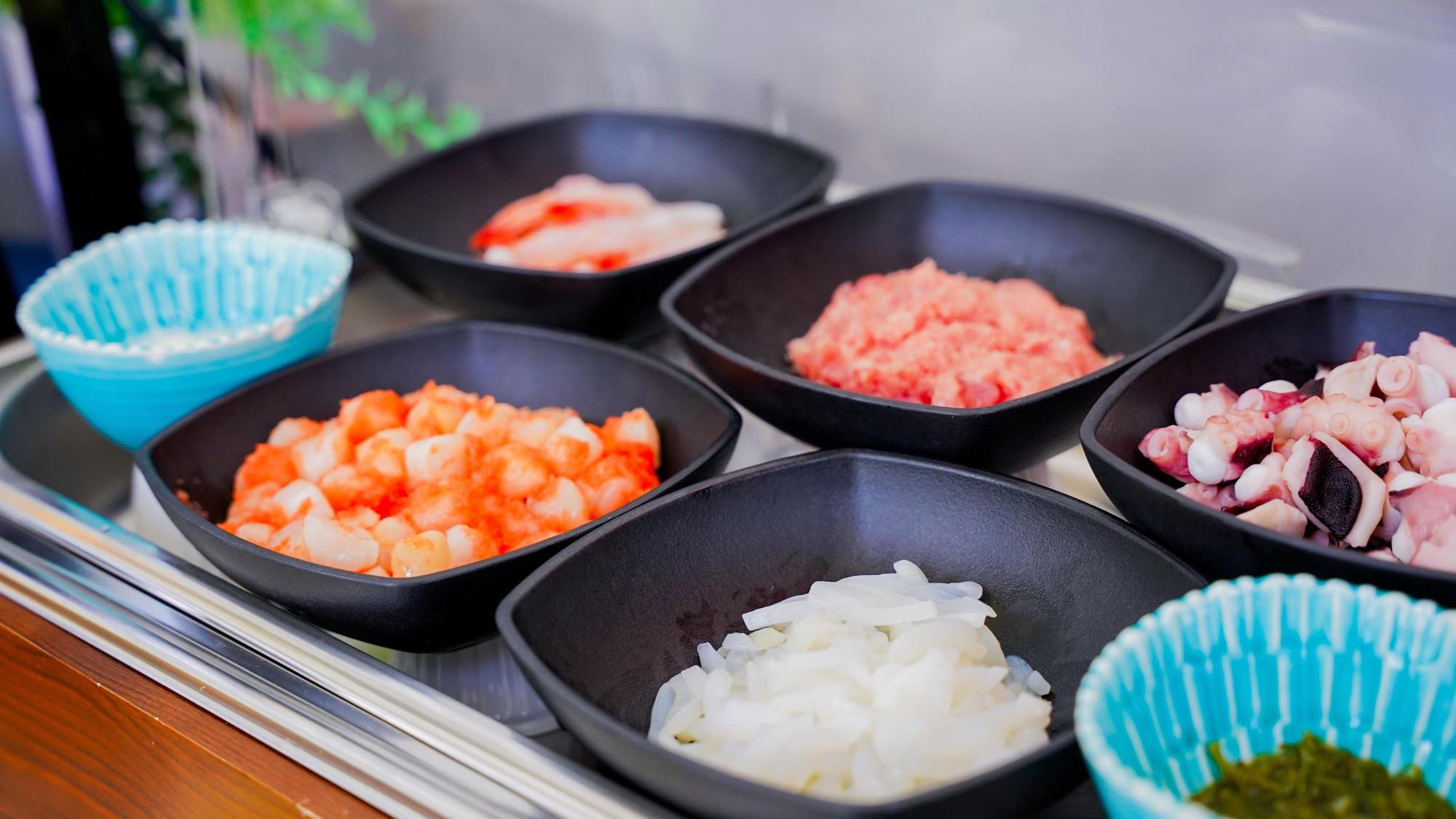 お好みの具材で自分で作る『名物海鮮丼』