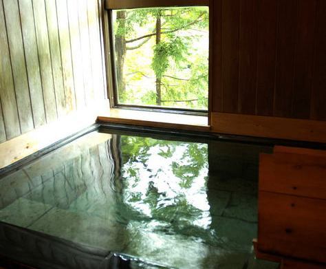 【客房內的浴池】所有客房均設有自由流動的室內浴池，可隨時使用。