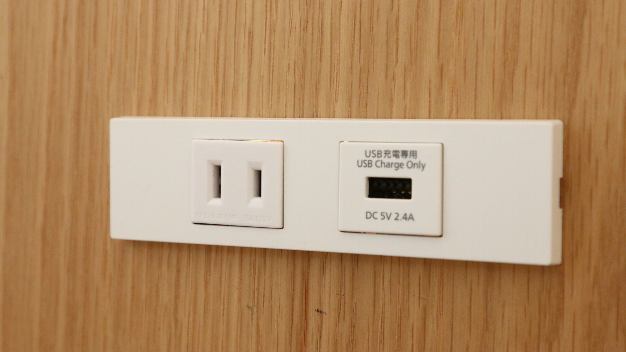 設備・備品◆各客室のベッド上部に、コンセント＆USBポートがございます*