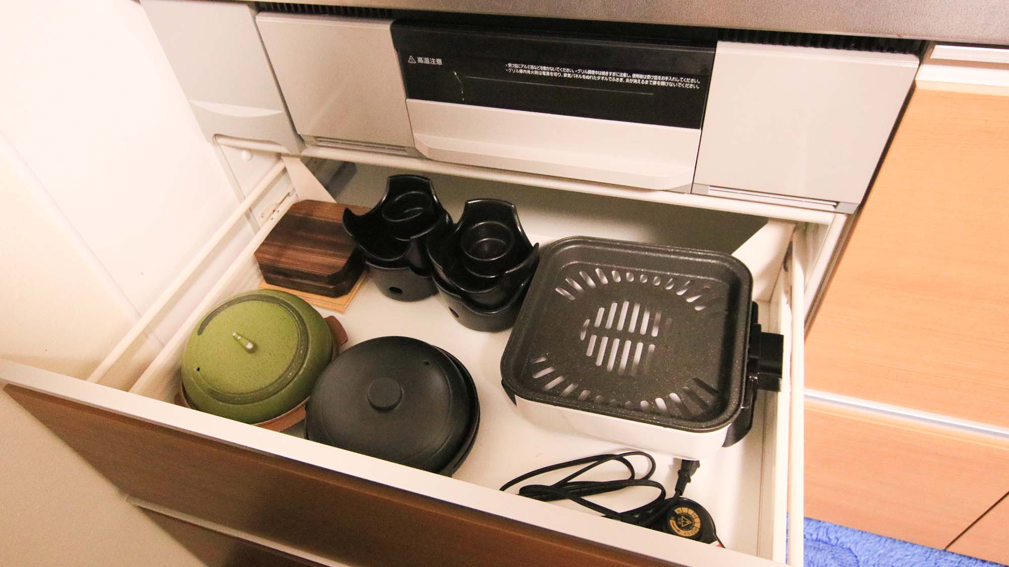 ・通常の鍋や電気鍋など調理器具もたくさんあります