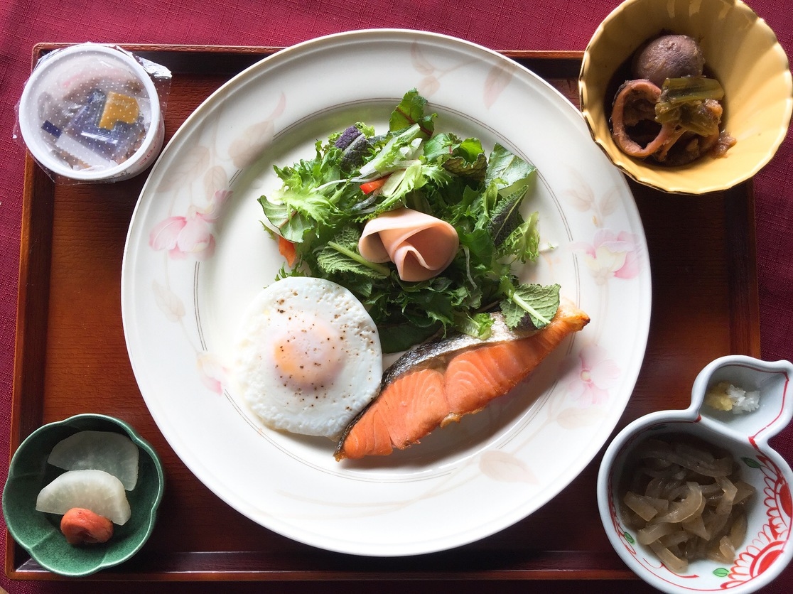 【朝食付】ご朝食は小木港を望むレストランにてご用意！自家源泉100％の「美肌の湯」！