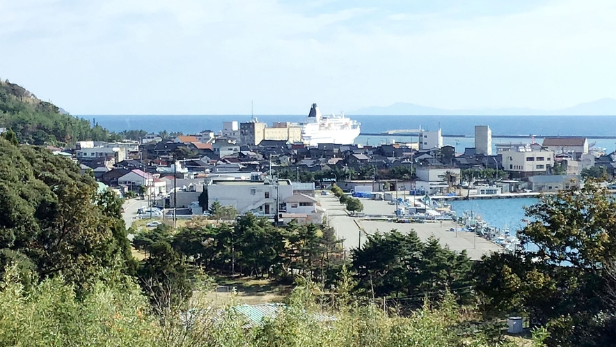 ・高台に立地し、小木の港を一望できます