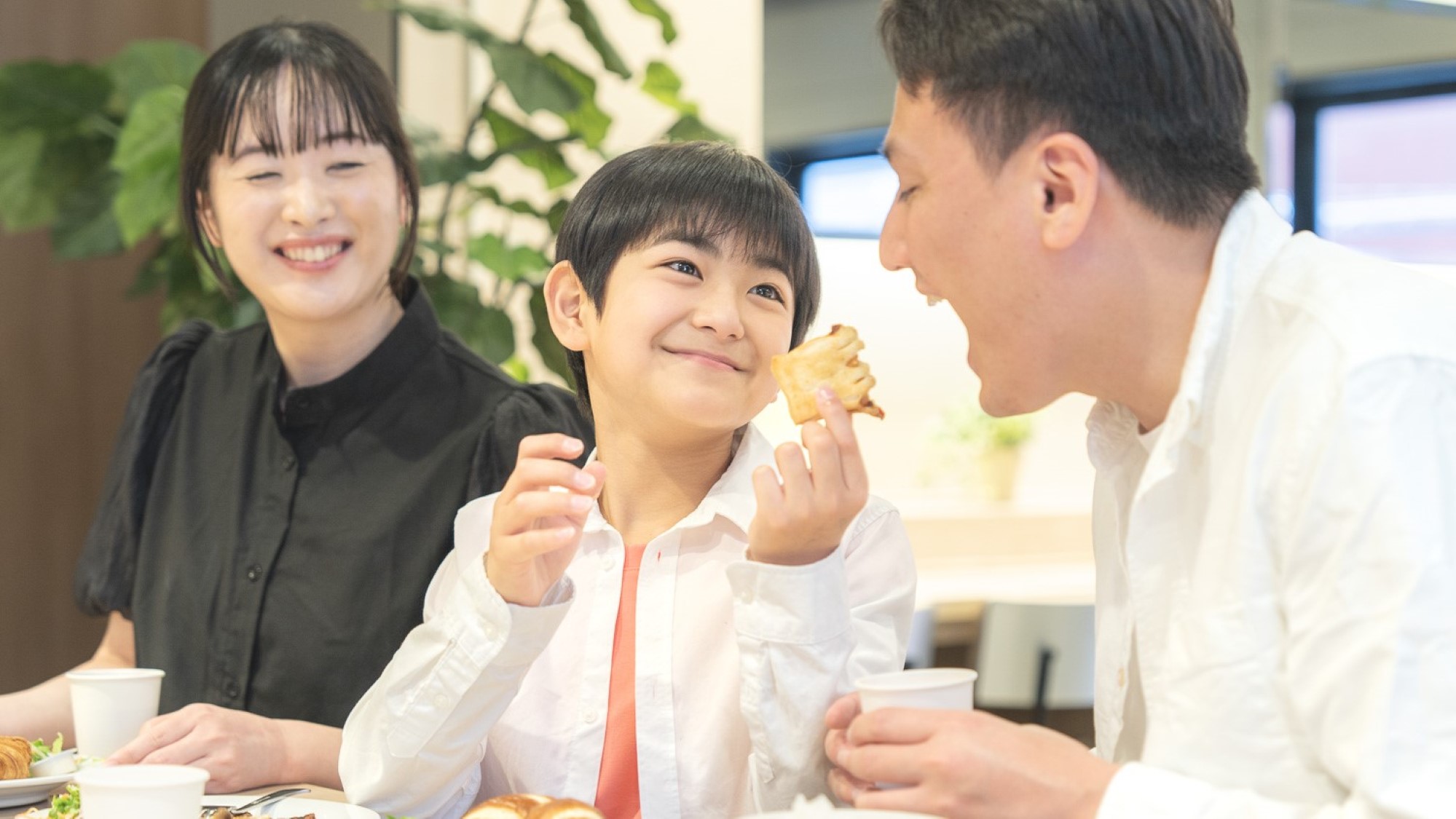 焼き立てパンの香りが食欲をそそります