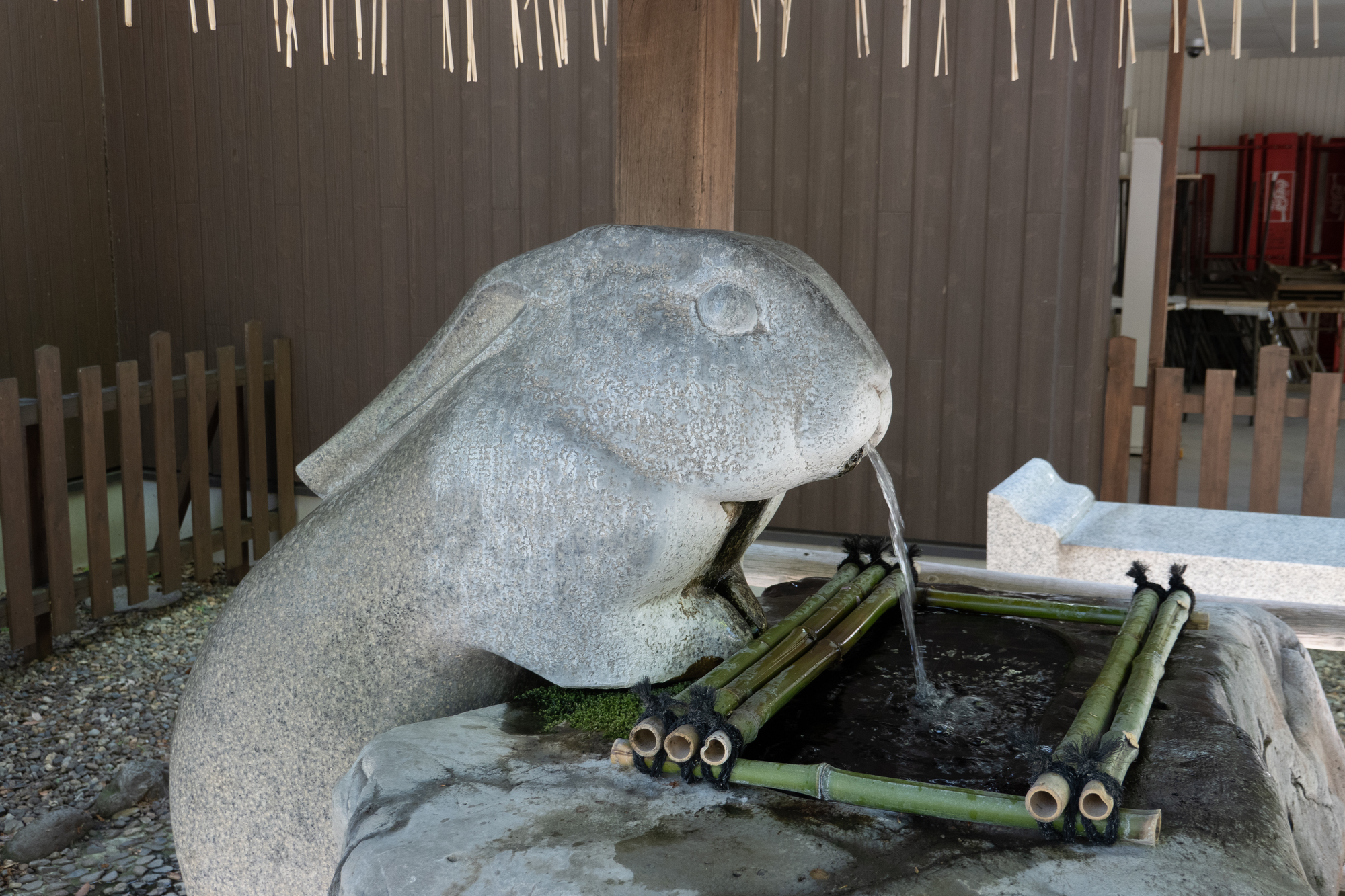 調神社のうさぎ像