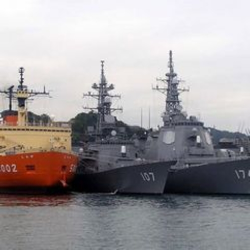 【観光情報 軍港めぐり】クルーズには軍港めぐり案内人が乗船し横須賀港の見どころをガイドいたします