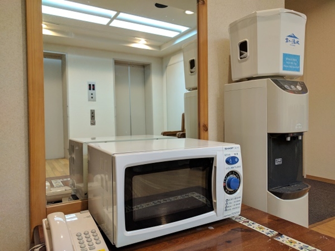 各階エレベーターホールに電子レンジ・ウォーターサーバー完備