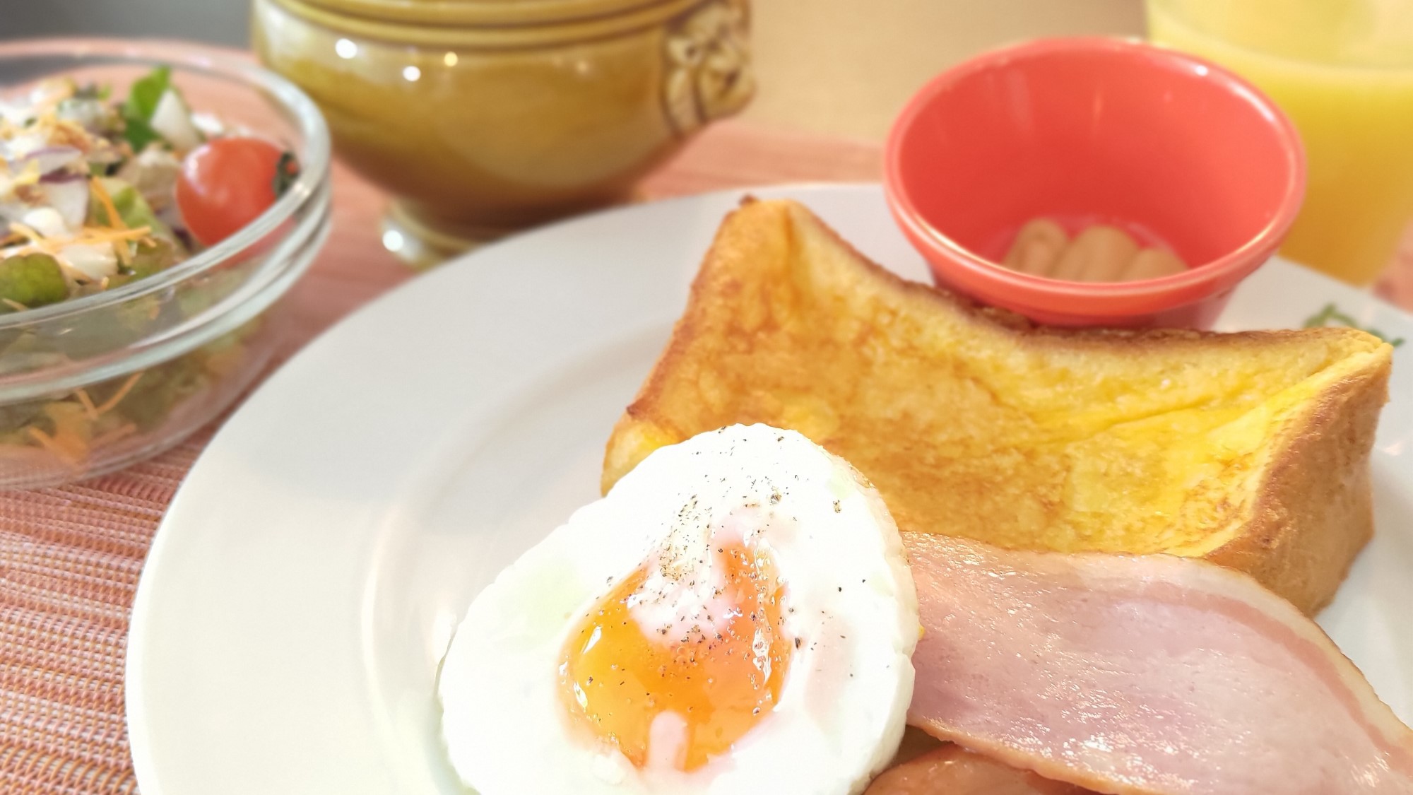 【朝食】地産地消のこだわりの朝ごはんはフレンチトーストをメインに※一例
