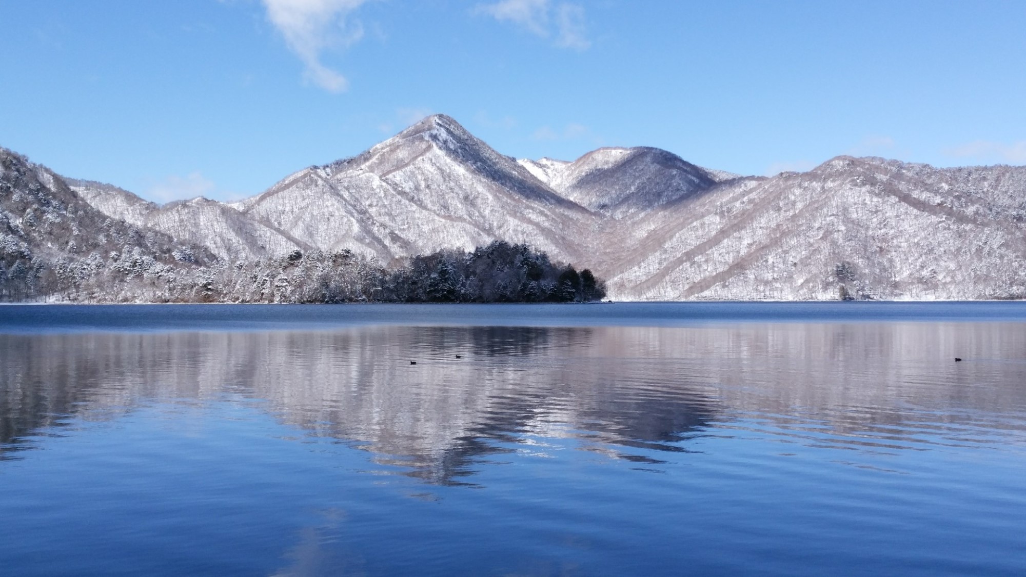 【周辺観光「中禅寺湖」／当館すぐ目の前】冬の幻想的な中禅寺湖