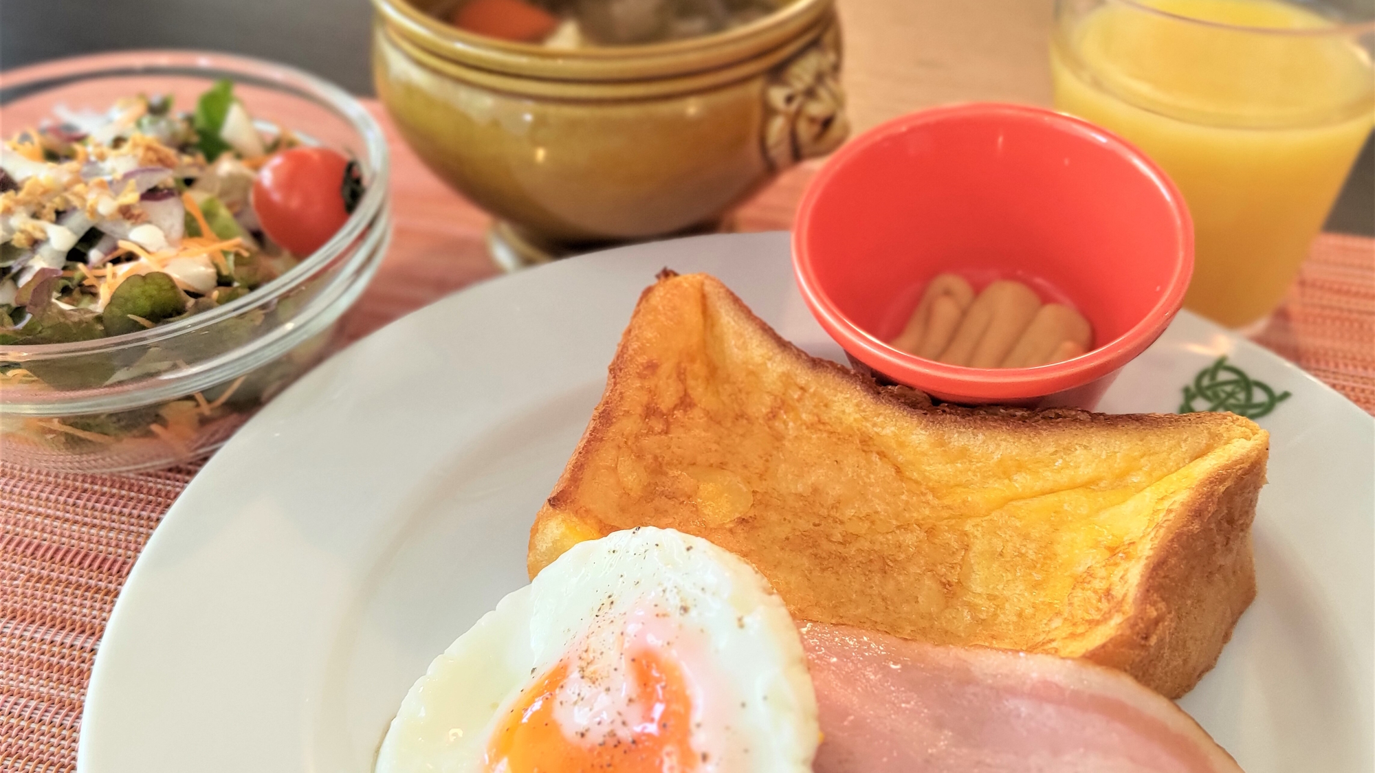 【朝食】地産地消のこだわりの朝ごはんはフレンチトーストをメインに※一例