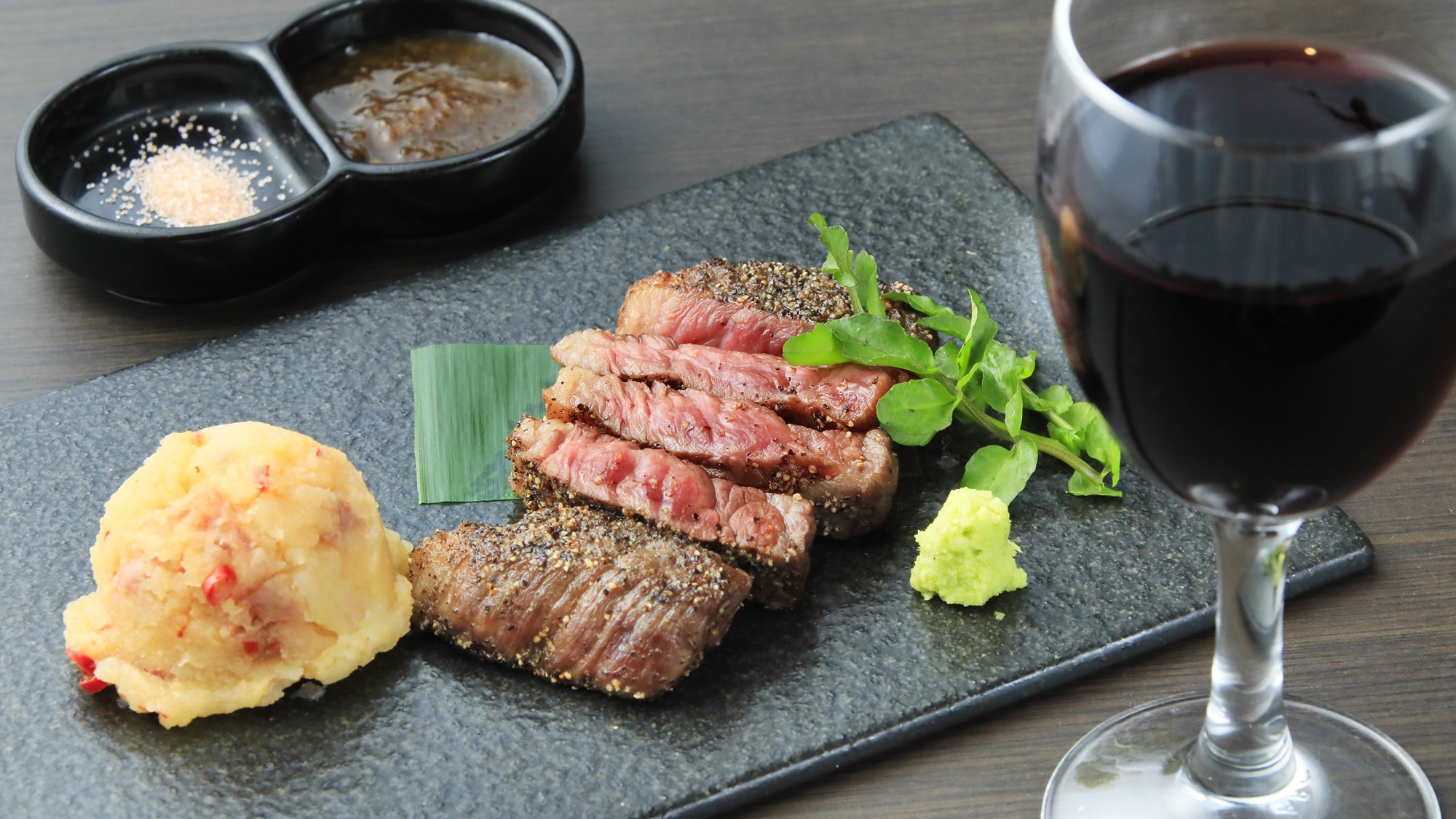 鉄板ダイニングで仕上げるステーキ※一例