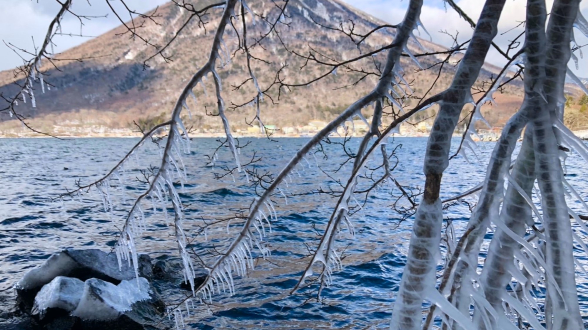 【周辺観光「中禅寺湖」／当館すぐ目の前】息をのむ美しさの冬の中禅寺湖
