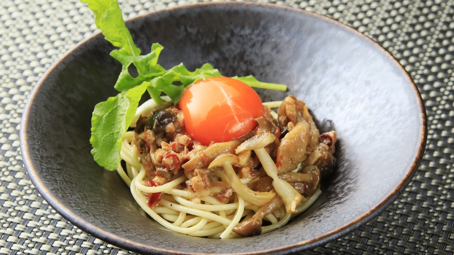 【パスタ】 栃木県産卵黄をのせたベーコンと占地のオイルパスタ※一例