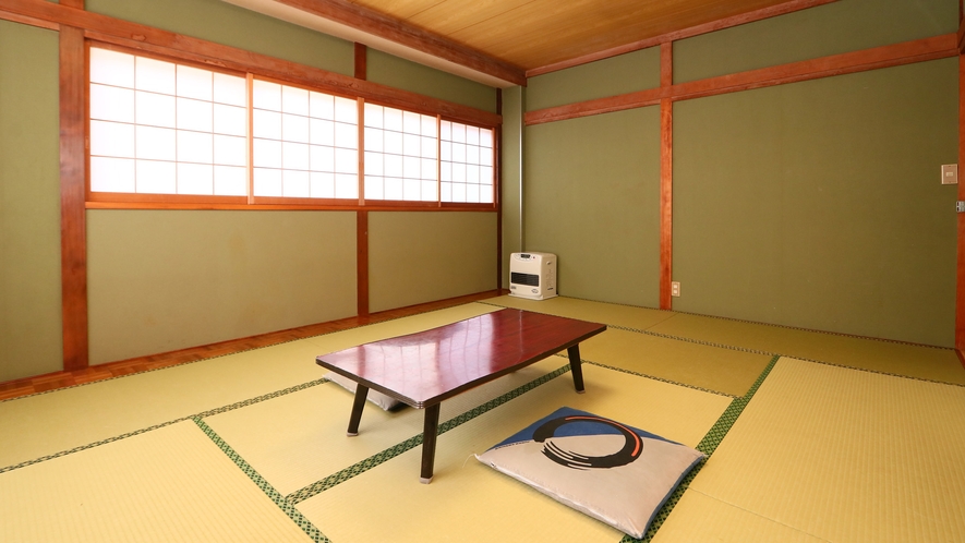 2名～4名まで受入れ対応の和室10畳☆バストイレはありません。富士山窓から眺められます。