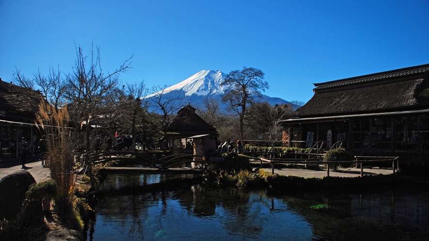 天然記念物である「忍野八海」は、富士山の伏流水に水源を発する湧水池です。海外のお客さんに人気のあるス