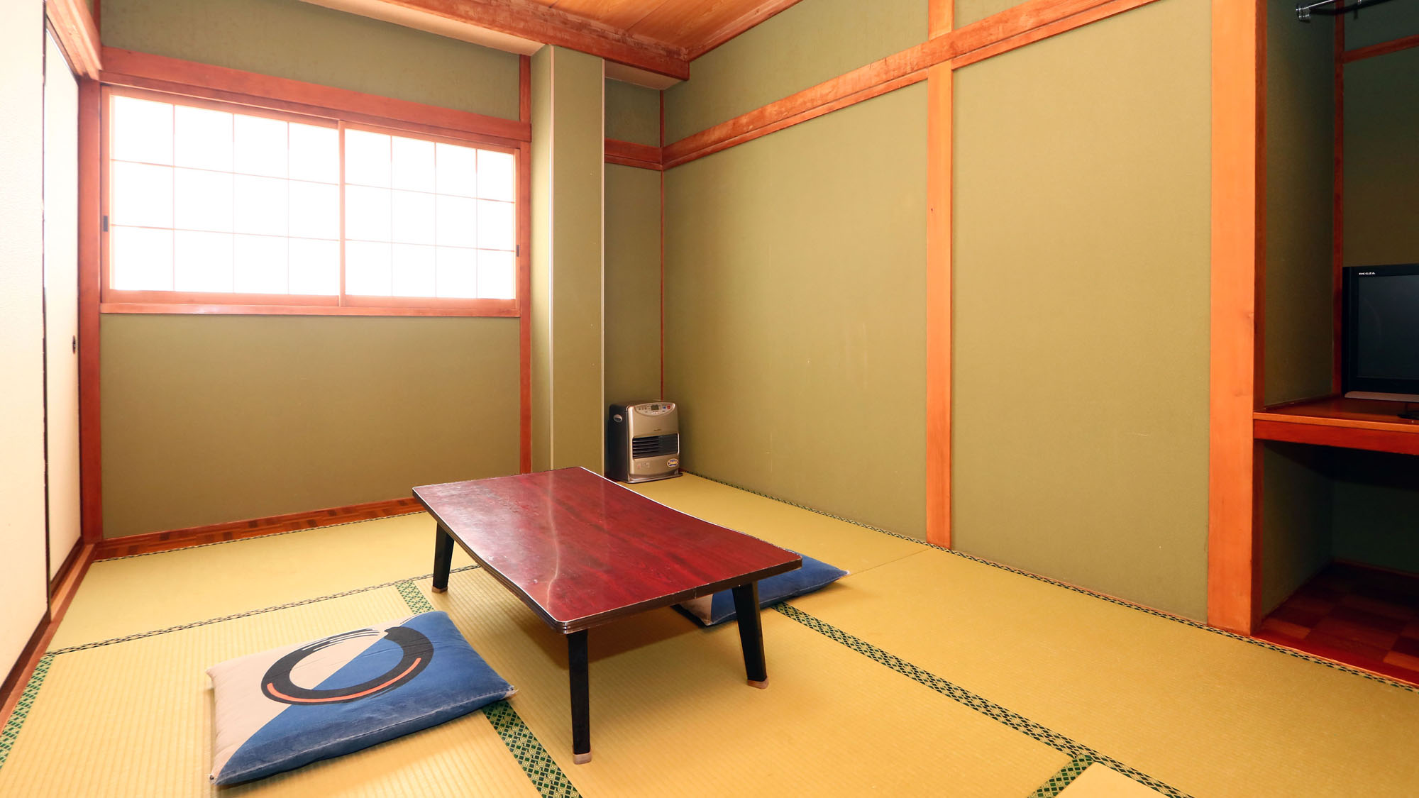 お部屋◆和室6畳☆1名～2名まで受入れ対応。バストイレはありません。少人数にはもってこいの広さ。