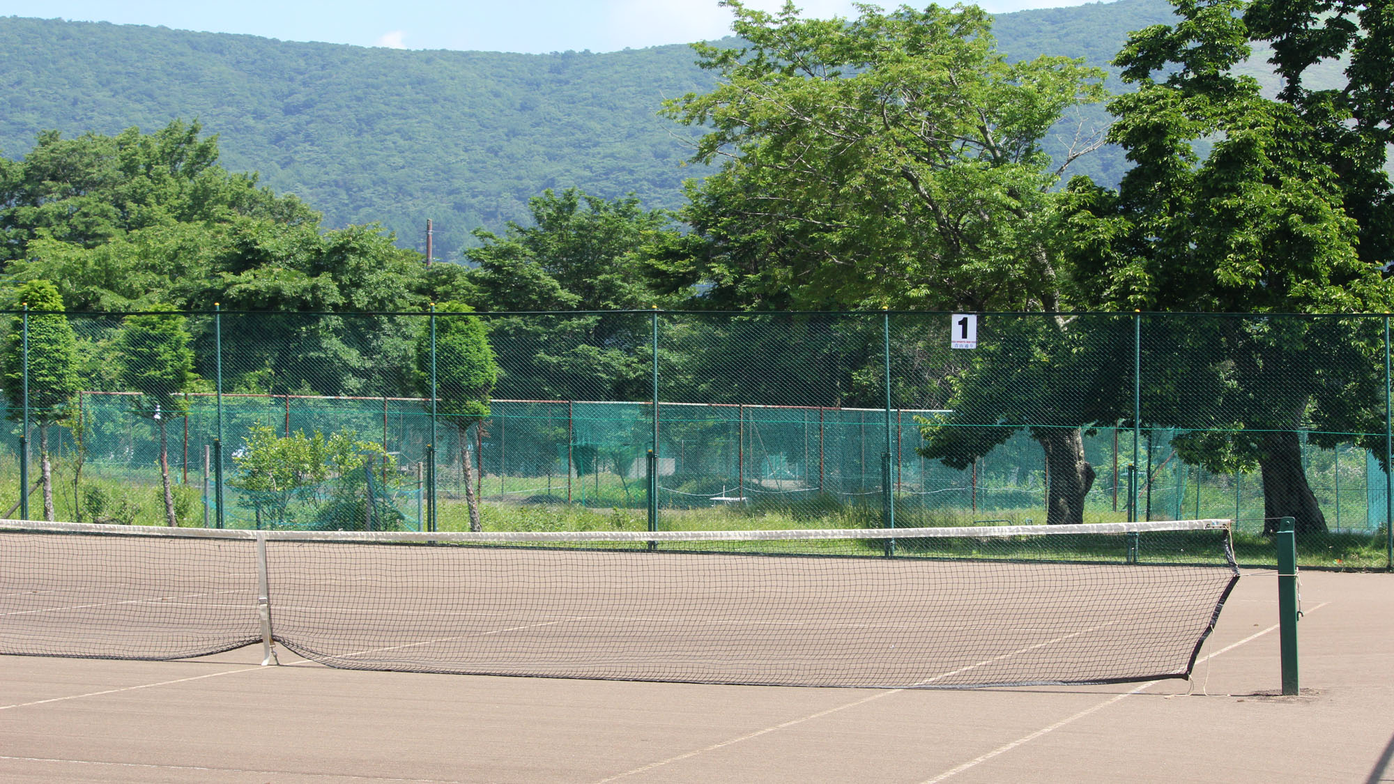 富士の麓の大自然の中、手間を惜しまず整備された自慢のテニスコート