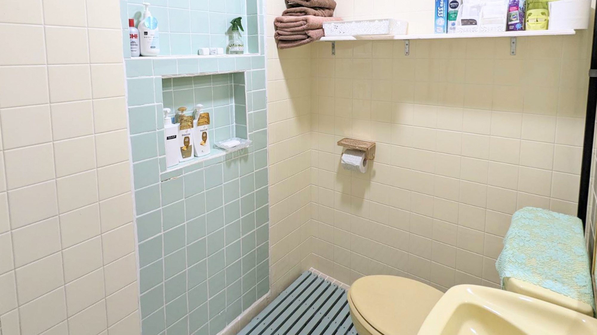 ・【洋室ツイン（フレッシュアメリカン）】シャワールームとトイレは同じスペースにあります