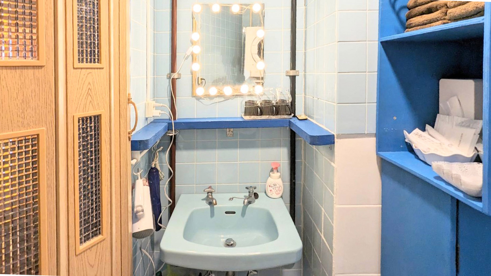 ・【2LDK個室（オキナワン）】歯磨きセット、くし、カミソリ、ドライヤーは洗面台付近にございます