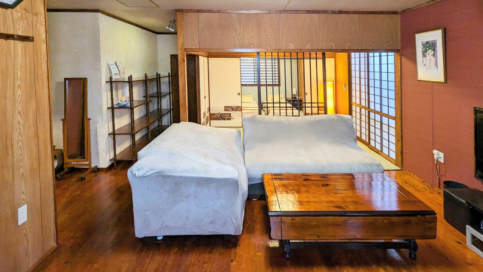 ・【2LDK個室（オキナワン）】大きなソファでゆったりくつろげるリビングダイニング