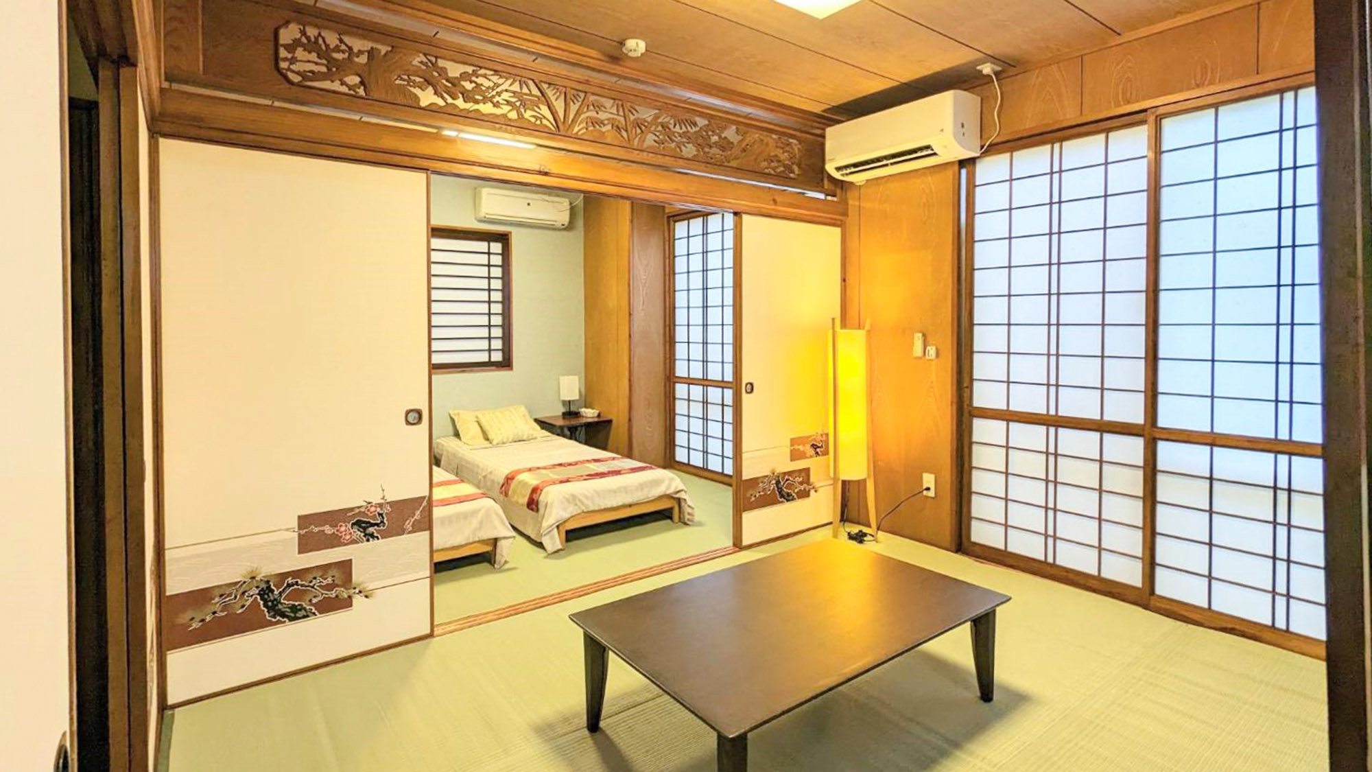 ・【2LDK個室（オキナワン）】お布団を敷いてお休みいただけます。奥の和室にはベッドを設置