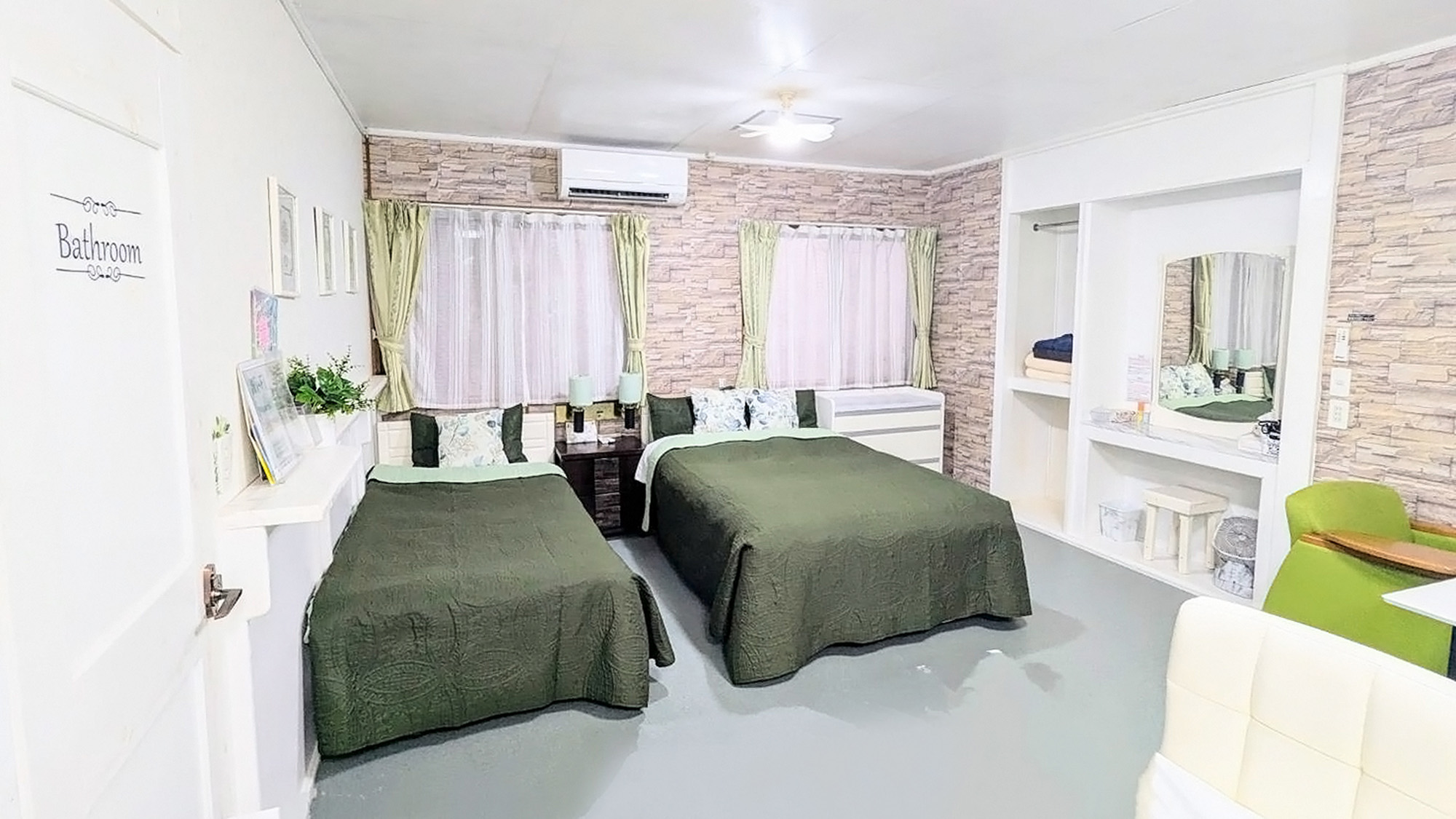 ・【洋室ツイン（フレッシュアメリカン）】シングルベッドとセミダブルベッドを各1台を設置したワンルーム