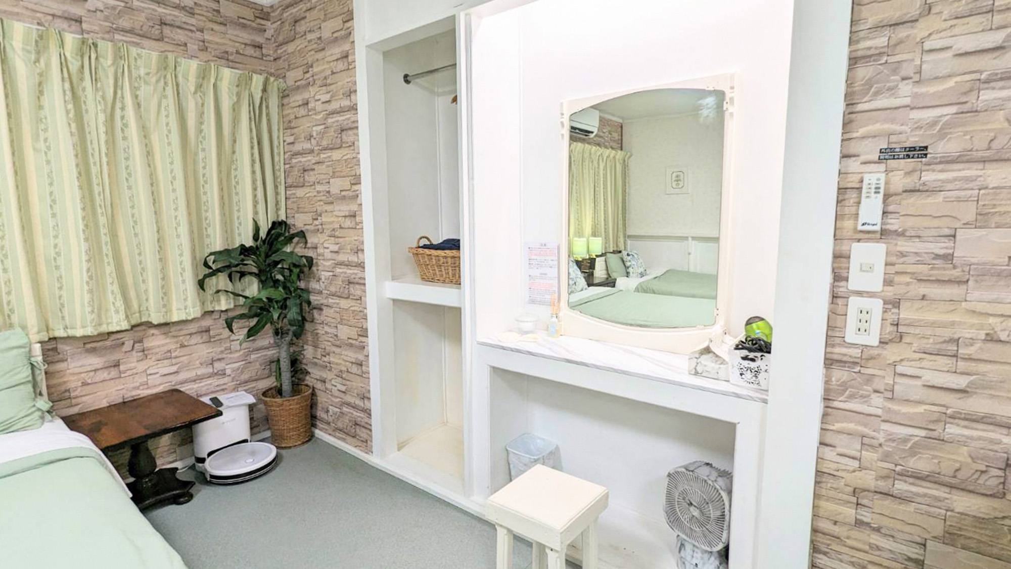 ・【洋室ツイン（フレッシュアメリカン）】大きな鏡が付いたドレッサーを設置