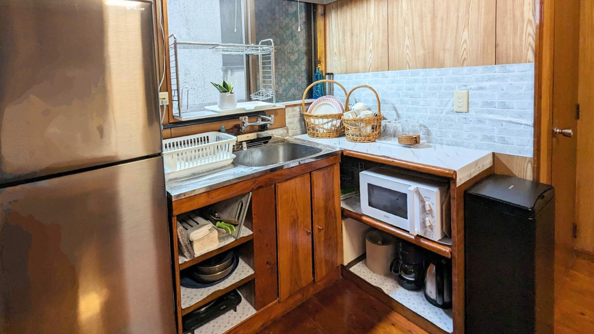 ・【2LDK個室（オキナワン）】IHコンロ、冷蔵庫、電子レンジ、湯沸かしポットがございます