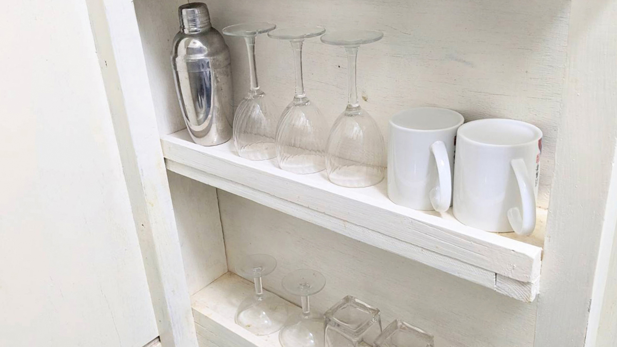 ・【洋室ツイン（フレッシュアメリカン）】グラス類もご用意。バー気分で乾杯♪