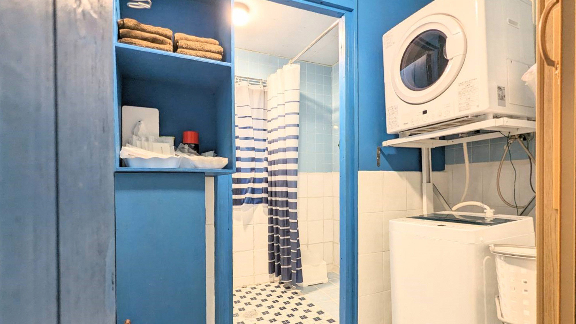 ・【2LDK個室（オキナワン）】連泊に便利な乾燥機付洗濯機。かさばる衣類の荷物を減らせます