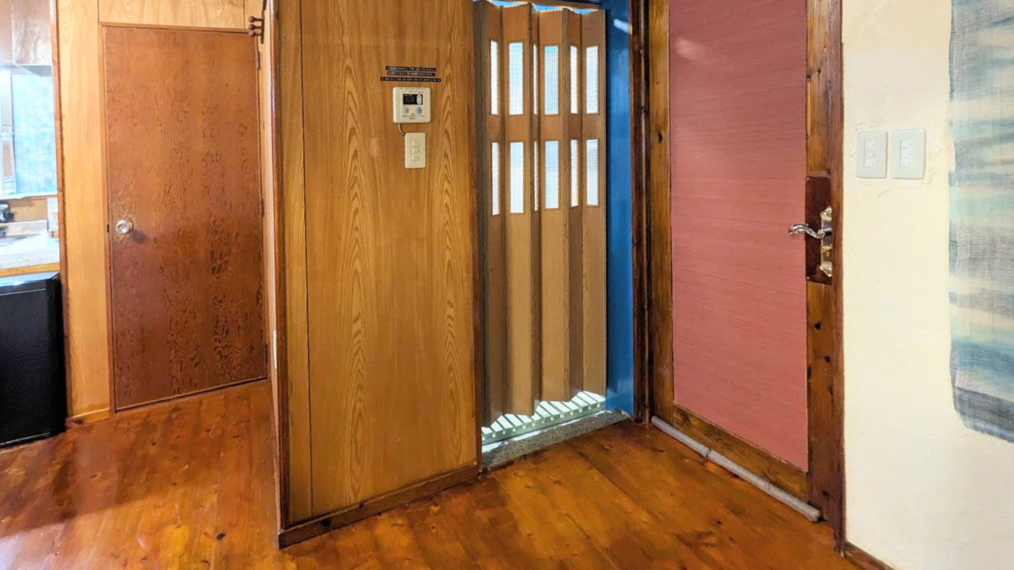 ・【2LDK個室（オキナワン）】シャワールーム・脱衣室入口