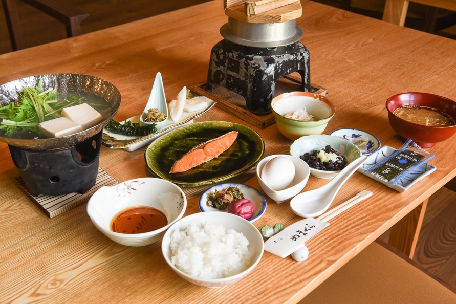 【1泊朝食のみ】最終チェックイン21時までOK！源泉かけ流し温泉と彩り朝食で癒しのひととき♪