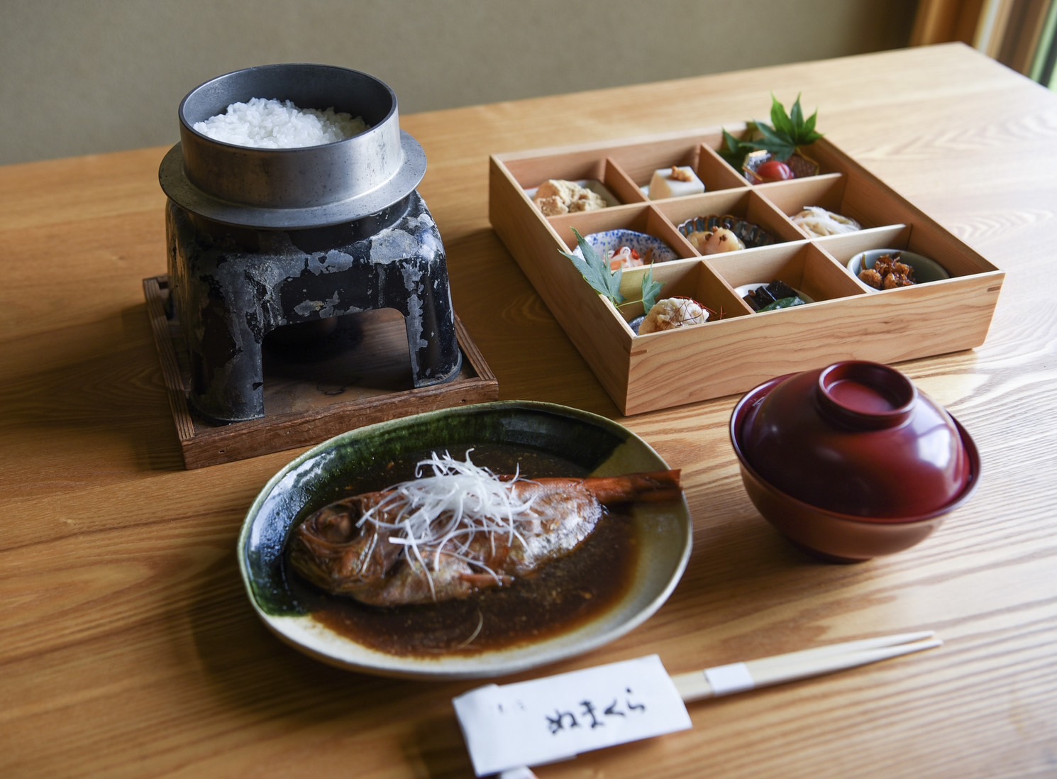 釜炊きご飯に、地元・大崎の旬の食材を使った小鉢9品。