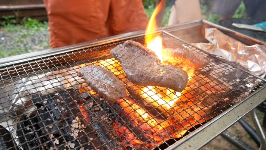 お外で食べるお肉は特別美味しい♪