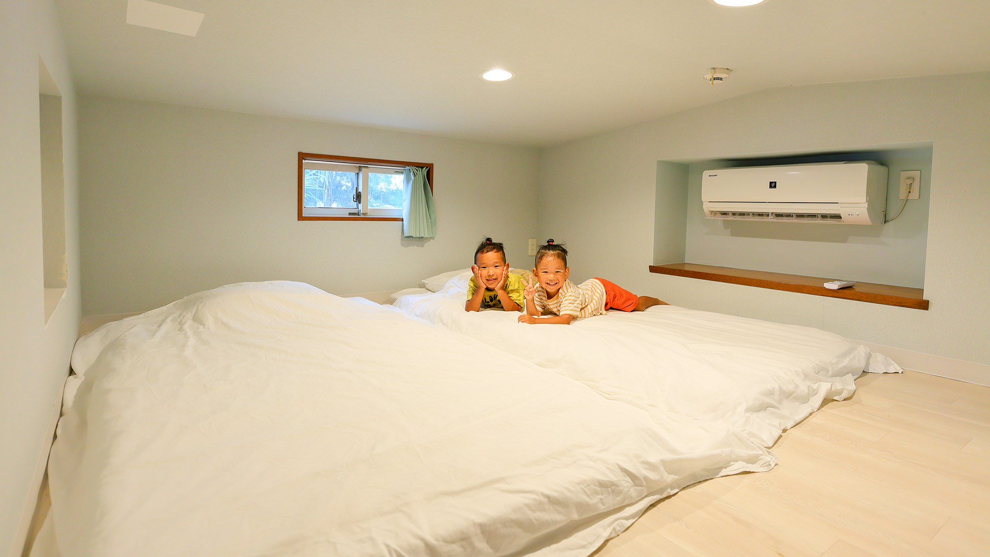 ・【ロイヤル】小窓とエアコンを完備。開放的で快適に滞在していただけます