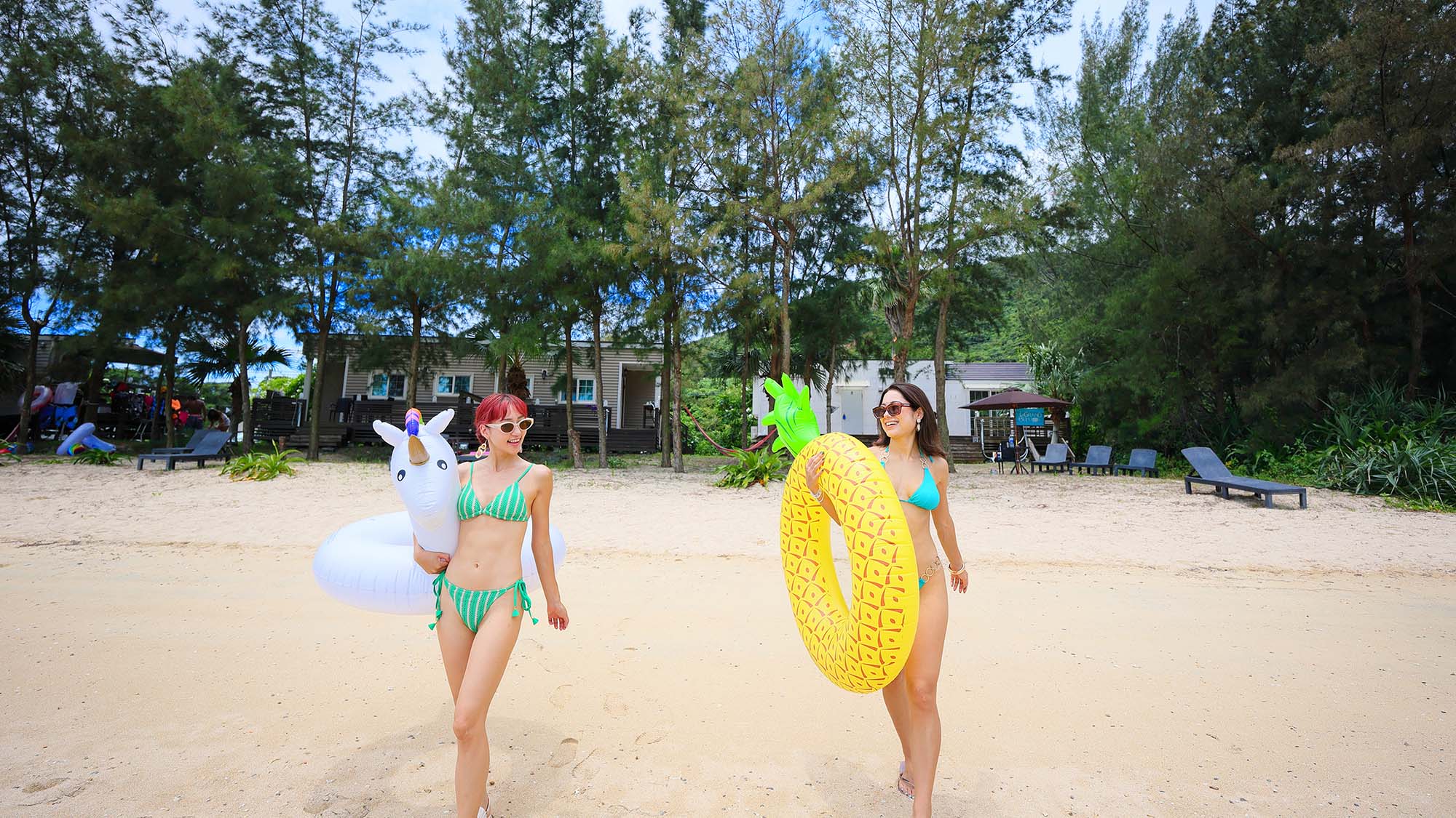 ・【プライベートビーチ】ビーチベッド、パラソル、浮き輪などをレンタル可能。手ぶらで海を満喫できます