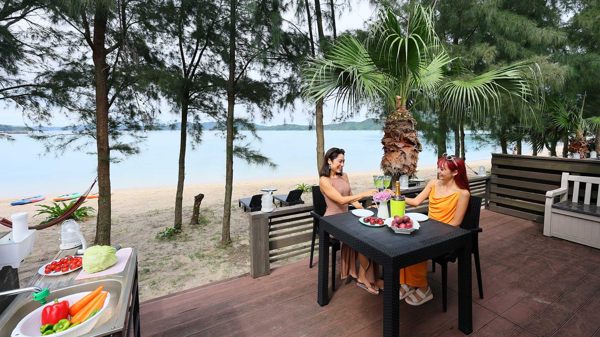 ・【テラス】ビーチを丸ごとリザーヴしたような贅沢空間。自然の風を感じながらお過ごしください