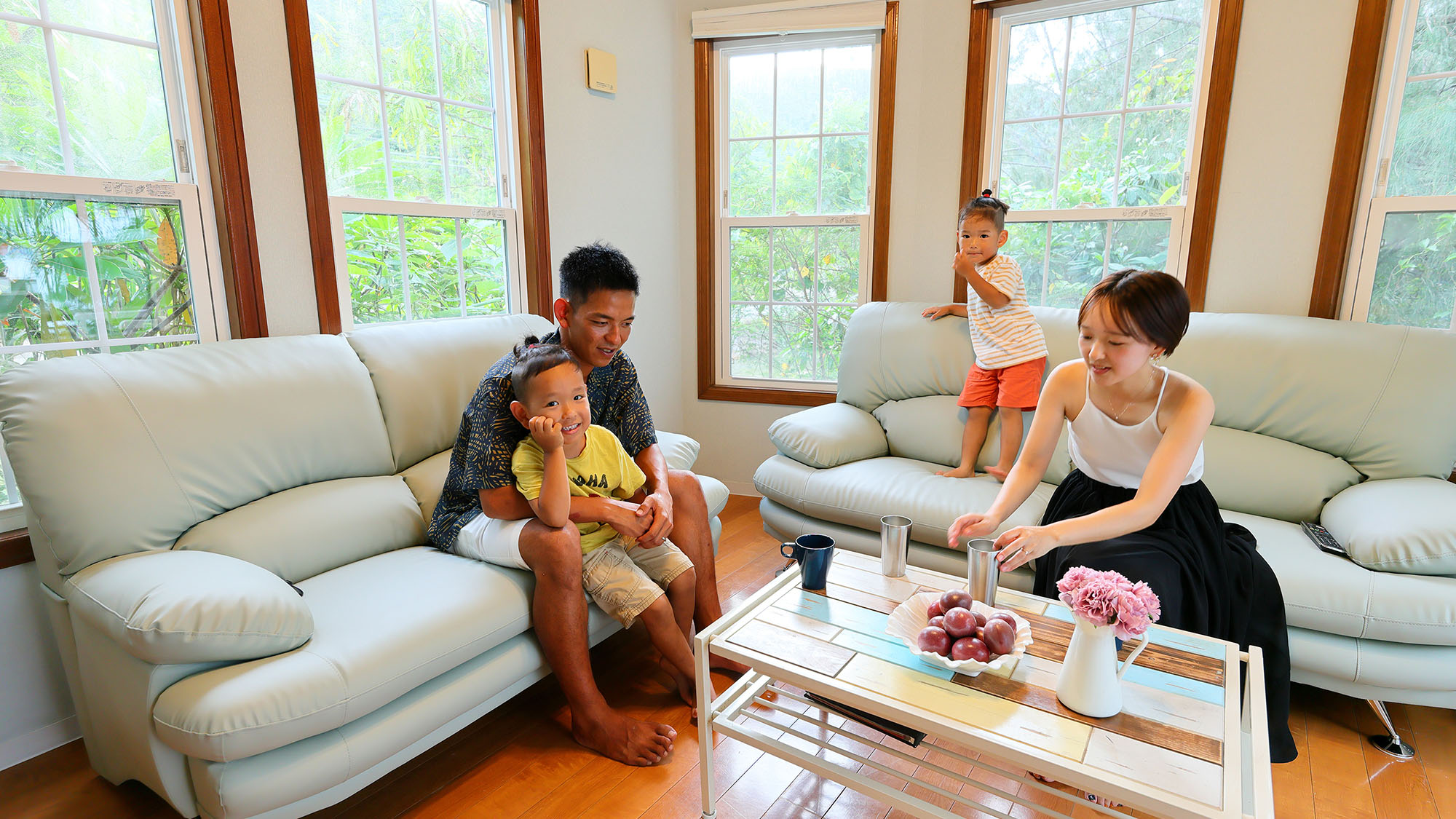 ・【ロイヤル】ゆとりのあるソファがあるダイニング。時間を気にせずご家族やグループでのんびりお過ごしく
