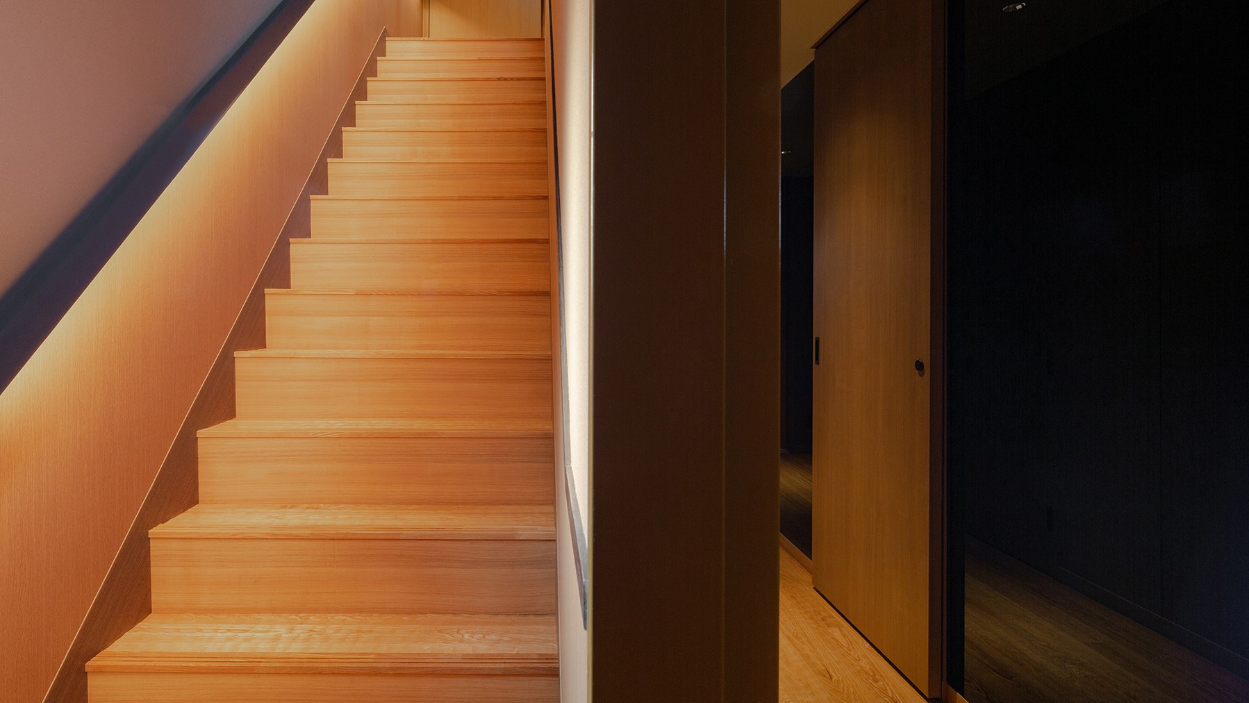 デラックススイートルーム：上下階をつなぐ階段