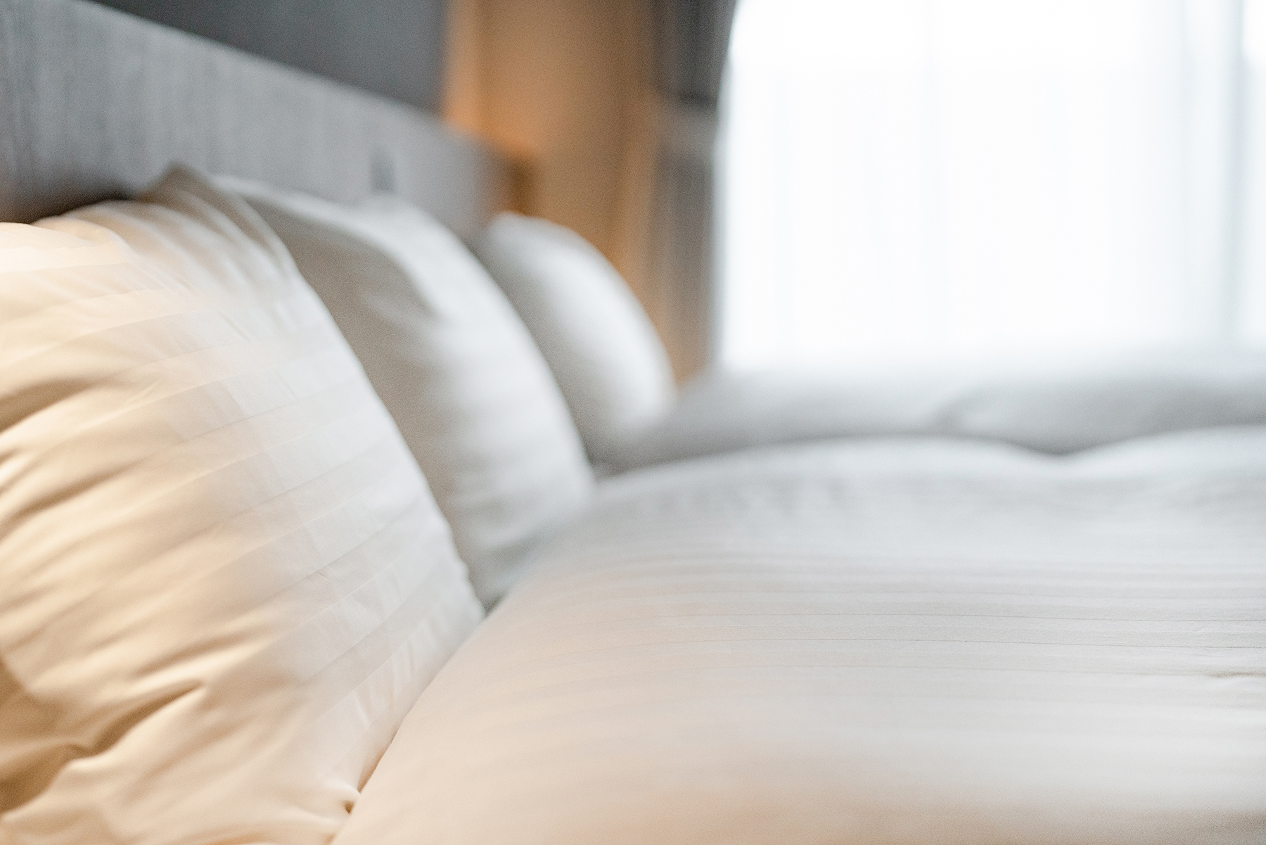 【全室】シモンズ社のベッドに人気の高い「西川」の羽毛布団、深い睡眠を味わってください