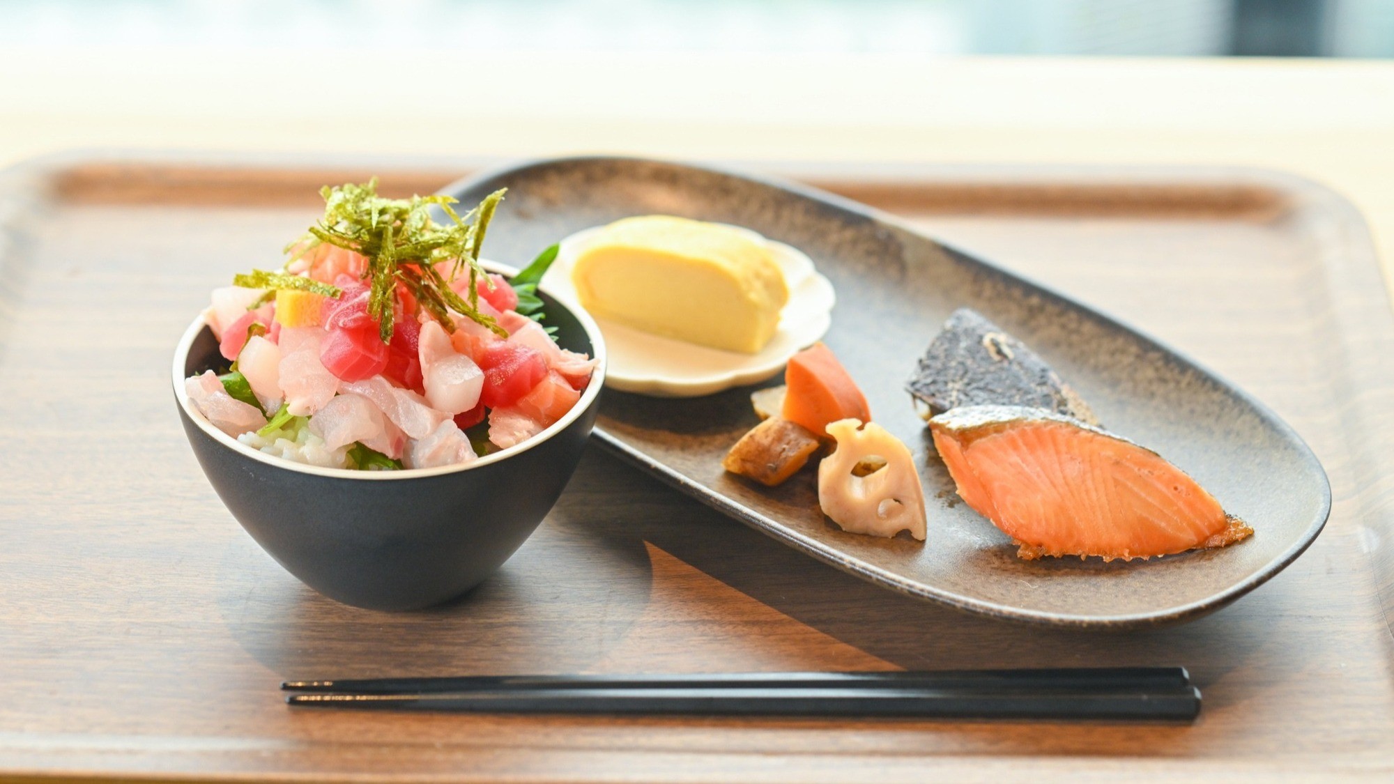 【朝食】和洋食ビュッフェのお刺身、焼き魚◎